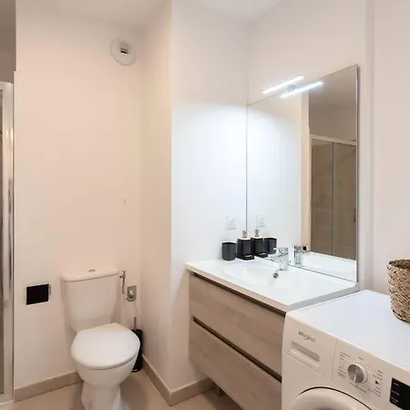 A12 - 1 Bdr Centre Train Station 5 Min Sea - Ac, Parking & Terrace *